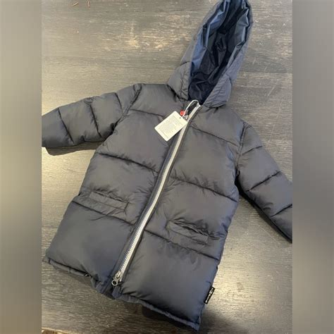 Collage van kindermode van Imps & Elfs, die zowel ondeugende als lieve elementen toont.