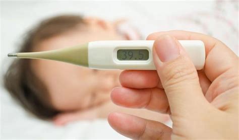 Illustratie van het meten van koorts bij een baby met een thermometer.