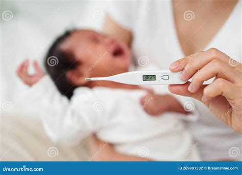 Infographic met de belangrijkste alarmsignalen bij zieke baby's en peuters.