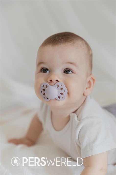 Illustratie van een baby die een fopspeen gebruikt, met zachte, kalme kleuren om de rustgevende werking te benadrukken.