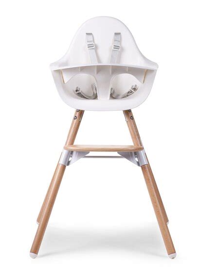 De Childhome Evolu 2 kinderstoel in de zwarte uitvoering, staand naast een moderne eettafel.
