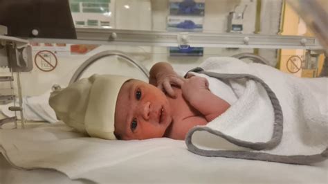 foto van de vader die de navelstreng doorknipt