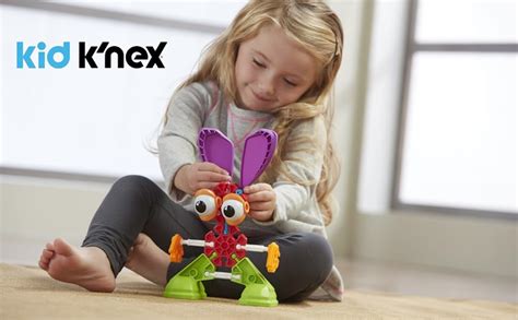 Een kind van ongeveer 4 jaar die speelt met Kid K'NEX, een kleurrijk dier in aanbouw