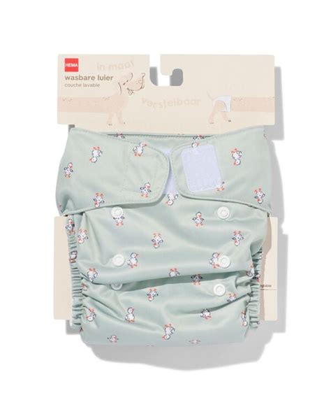 foto van een baby in een schattige wasbare luier met een leuke print