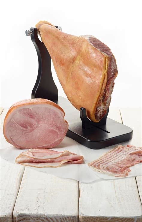 Illustratie die het verschil toont tussen gekookte ham en rauwe ham, met waarschuwingssymbolen voor rauwe ham.