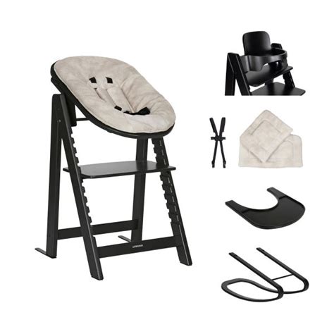 Collage van verschillende kleuren en modellen Kidsmill Up kinderstoelen met accessoires.