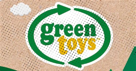 Een stapel Green Toys speelgoed, gemaakt van gerecyclede melkflessen, in de originele verpakking.
