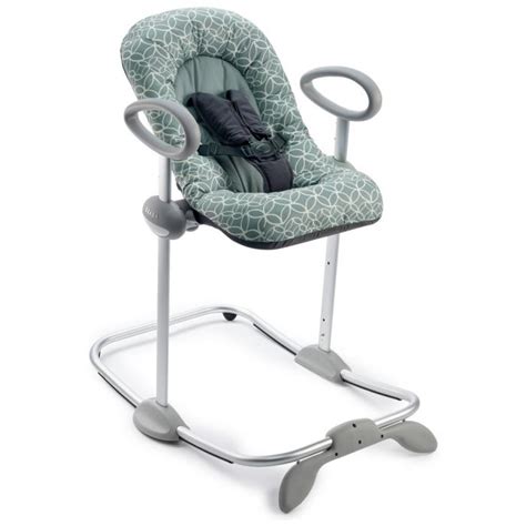 Onderdeel van de BÉABA Up&Down® Wipstoel, gedemonstreerd hoe compact het opgevouwen kan worden om onder een bed op te bergen.