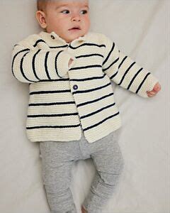 baby in zelfgemaakt gestreept vestje