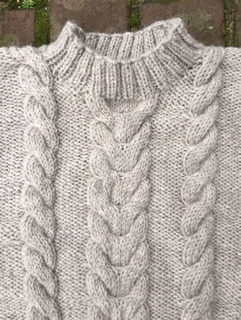detail van gebreide kabel met uilmotief