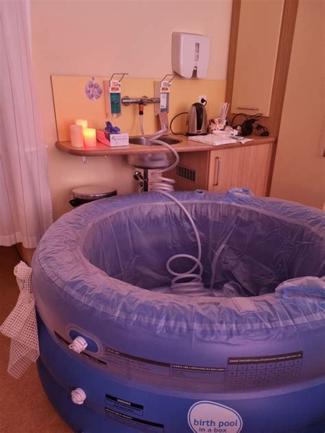 Illustratie van een poliklinische bevalkamer met een bevalbad