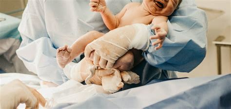 gentle sectio: baby op de borst van de moeder direct na de geboorte