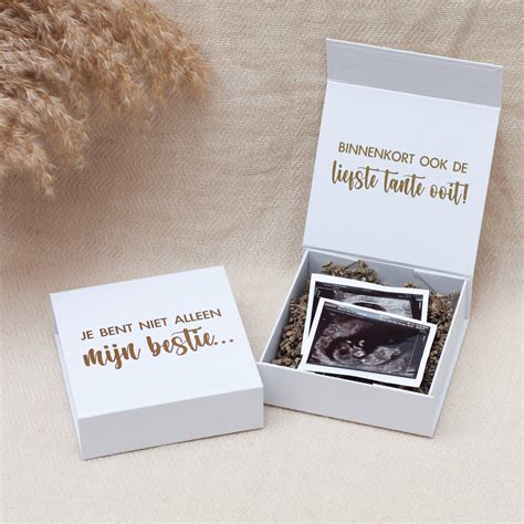 Inhoud van een cadeaubox met zwangerschapsaankondiging voor een toekomstige oom