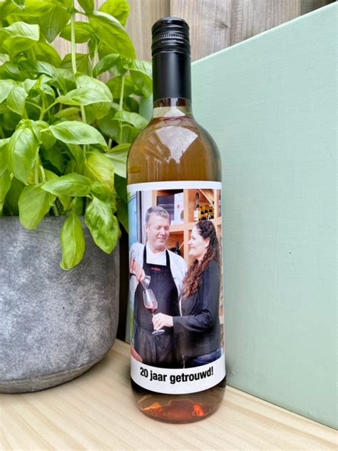 Wijnfles met een gepersonaliseerd etiket waarop staat 