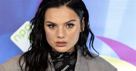 Foto van Famke Louise met haar zwangere buik