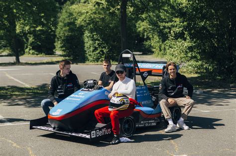 studenten bij hun zelfgebouwde elektrische buggy