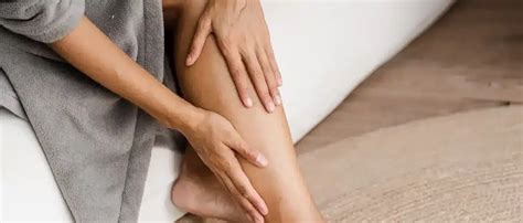 Een afbeelding van een vrouw die haar benen masseert om rusteloze benen te verlichten.