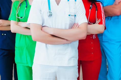 Een zorgverlener die een huidscan uitvoert bij een baby om het bilirubinegehalte te meten.