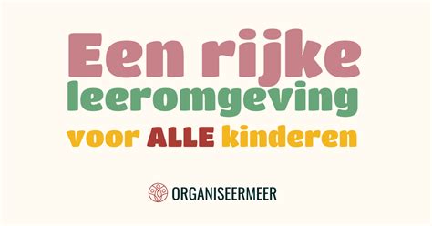 Illustratie van een kind dat speelt in een rijke leeromgeving, met pedagogisch medewerker die observeert.