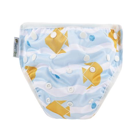 baby in een zwembad met een wasbare zwemluier