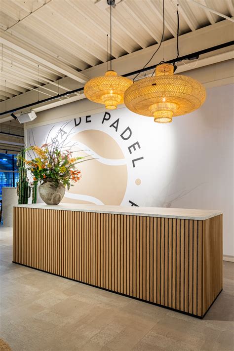 Illustratie van een kinderwagen die wordt ingecheckt bij de balie en een draagzak die wordt gebruikt om naar de gate te gaan.