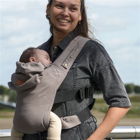 De ByKay Click Carrier Classic draagzak, met nadruk op het compacte formaat en eenvoudige sluitingen.