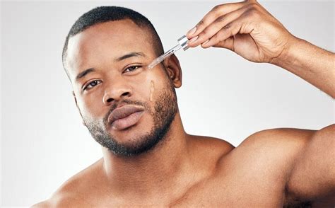 Man die baardolie aanbrengt na het trimmen