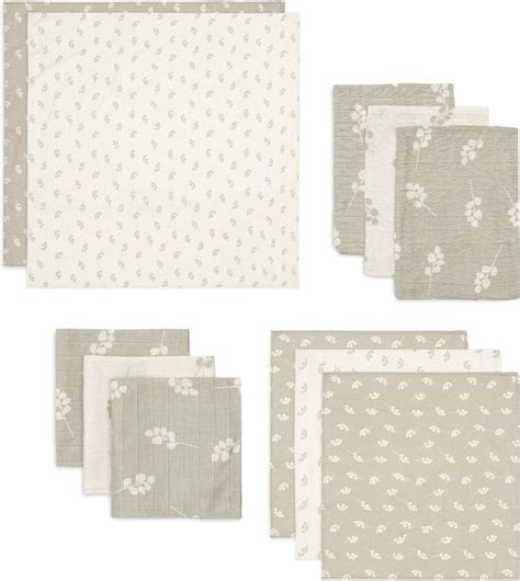 Vergelijking van de twee maten Jollein hydrofiele doeken (70x70 cm en 115x115 cm) naast elkaar.