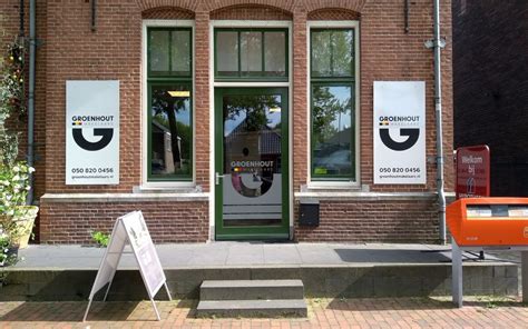 Voorbeeld van diverse DTP-ontwerpen, zoals logo's, belettering en reclameborden.