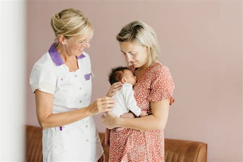 Illustratie van een huisbezoek door een jeugdverpleegkundige bij een pasgeboren baby en ouders.