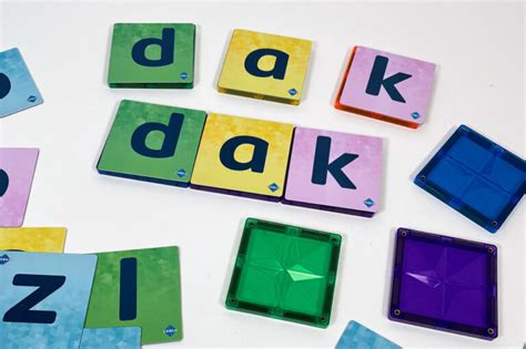 Voorbeeld van het spel 'kleine letters op grote letters plakken'.