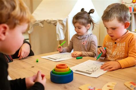 Peuter die bezig is met een van de genoemde educatieve spelletjes.