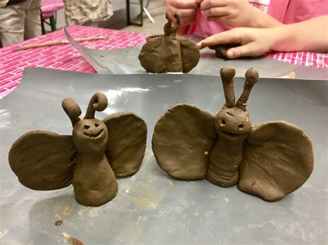 Een kleurrijk atelier vol met kleien dierenfiguren