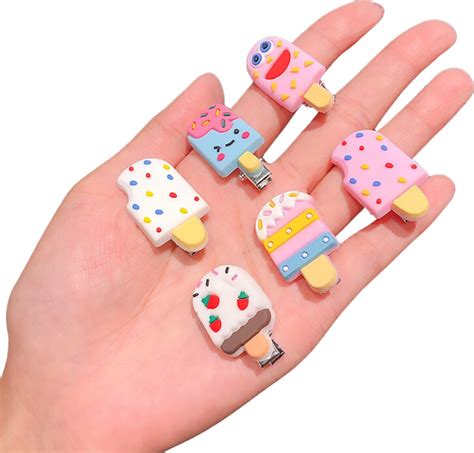 Een vrolijke verzameling van kleien cupcakes en ijsjes