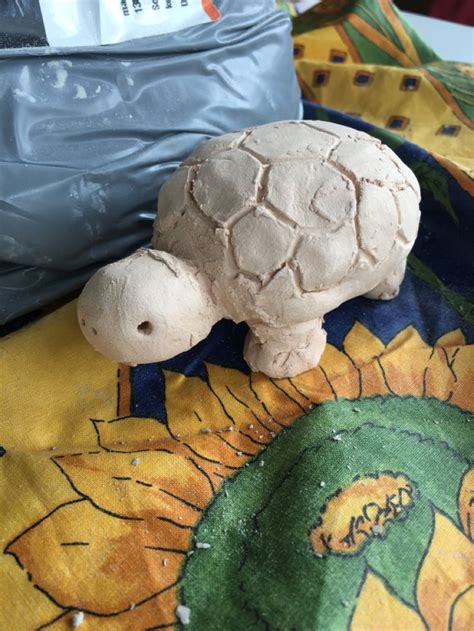 Een kind dat een schildpad van klei maakt