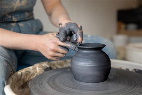 Een peuter met geconcentreerde blik, druk bezig met klei