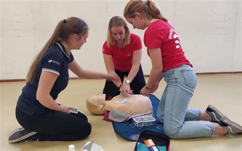 Illustratie van een BHV-trainer die reanimatie oefent met een pop op een kinderdagverblijf.