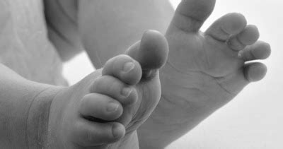 Illustratie die de grijpbeweging van baby teentjes toont