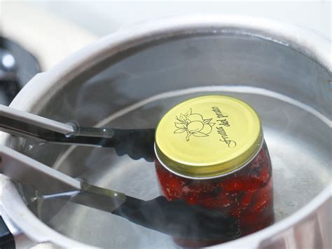 Infographic met stappen voor het steriliseren van babyflesjes