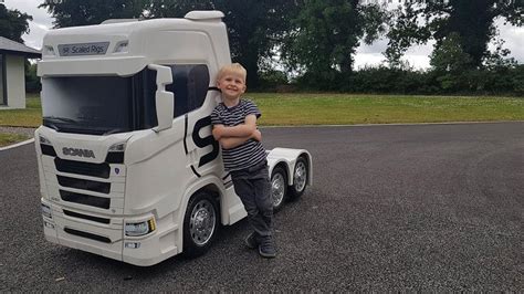 Foto van een Scania kinder vrachtwagen met verlichting en muziek.