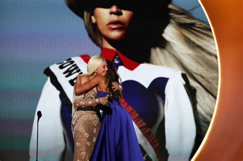 Beyoncé op het podium, wrijvend over haar buik