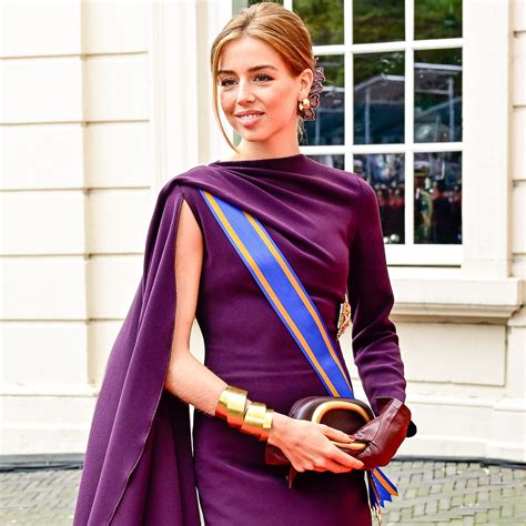 Collage van beelden: paarse jurk, albumcover The Lion King, en gezin