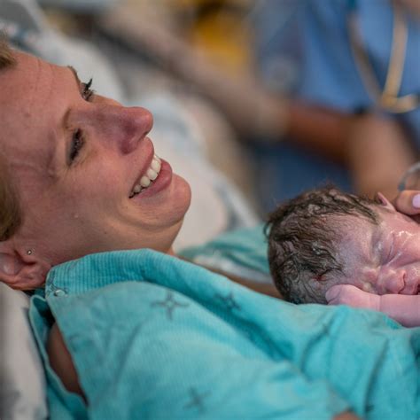 afbeelding van een vrouw die een ijszakje gebruikt voor pijnverlichting na de bevalling