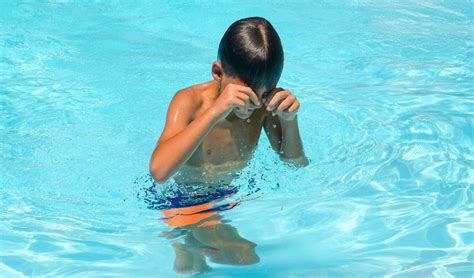 Infographic die de symptomen van chloorallergie vergelijkt met chloorgevoeligheid