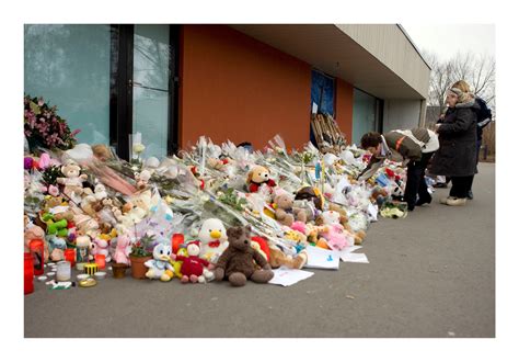 historische foto: kinderdagverblijf Fabeltjesland met politie aanwezigheid