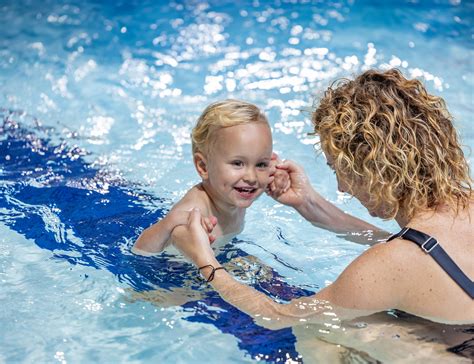 Baby en ouder in een zwembad, spelenderwijs kennismaken met water