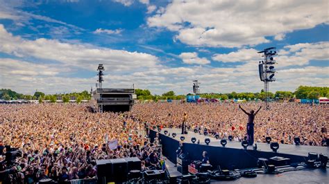 Een sfeerbeeld van het Rock Werchter festivalterrein met veel publiek.