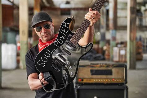 Tom Morello met zijn kenmerkende gitaar.