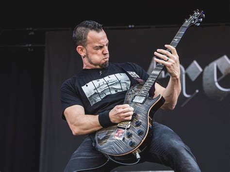 Mark Tremonti tijdens een gitaarsolo.