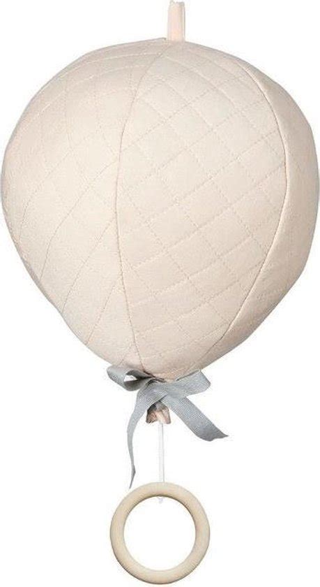 Illustratie van de Cam Cam muziekmobiel luchtballon in gebruik, met een slapend kindje eronder.